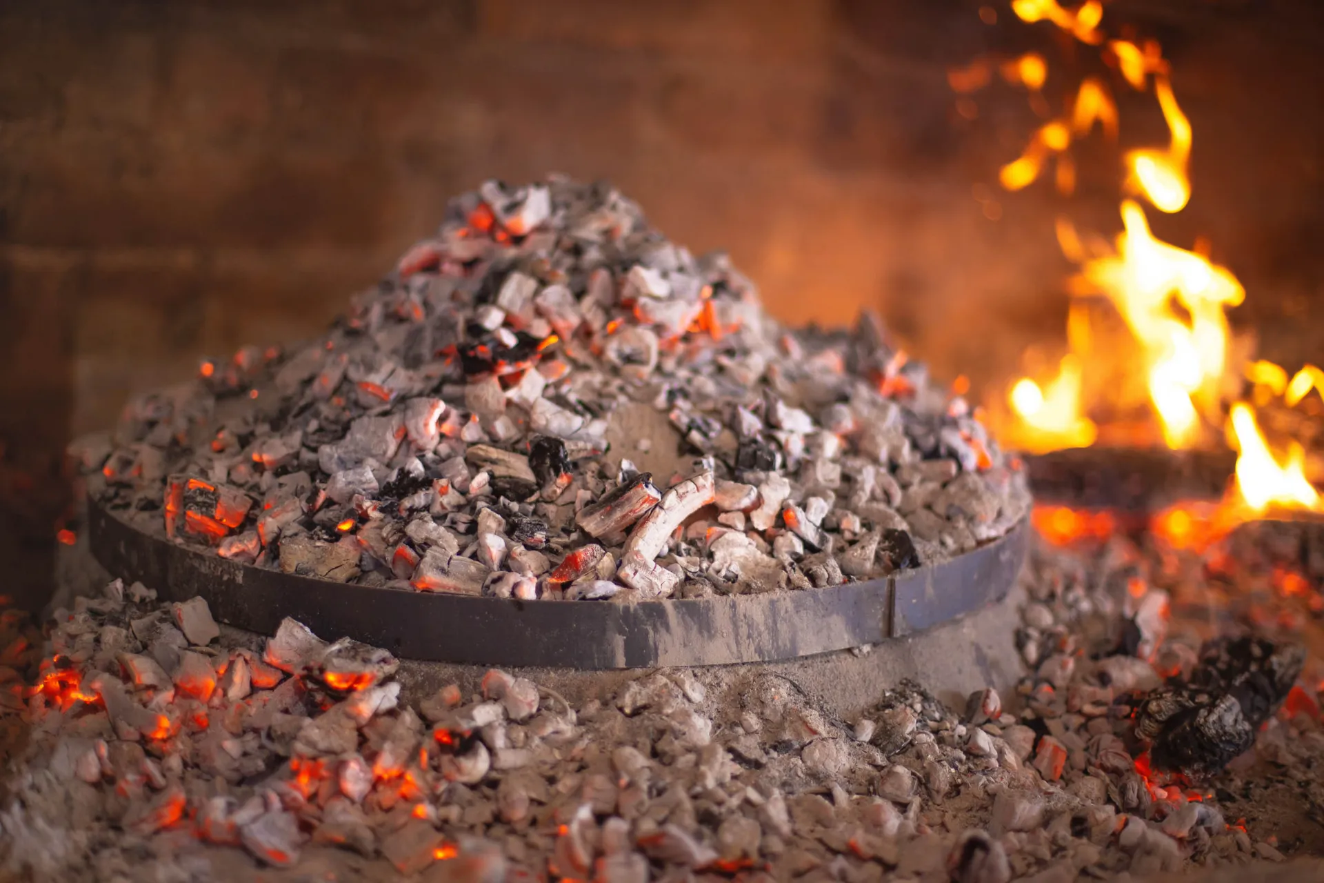 PEKA – kjøtt og grønnsaker bakt i en flat, rund gryte på glødende kull med spesiallokk PEKA – kjøtt og grønnsaker bakt i en flat, rund gryte på glødende kull med spesiallokk