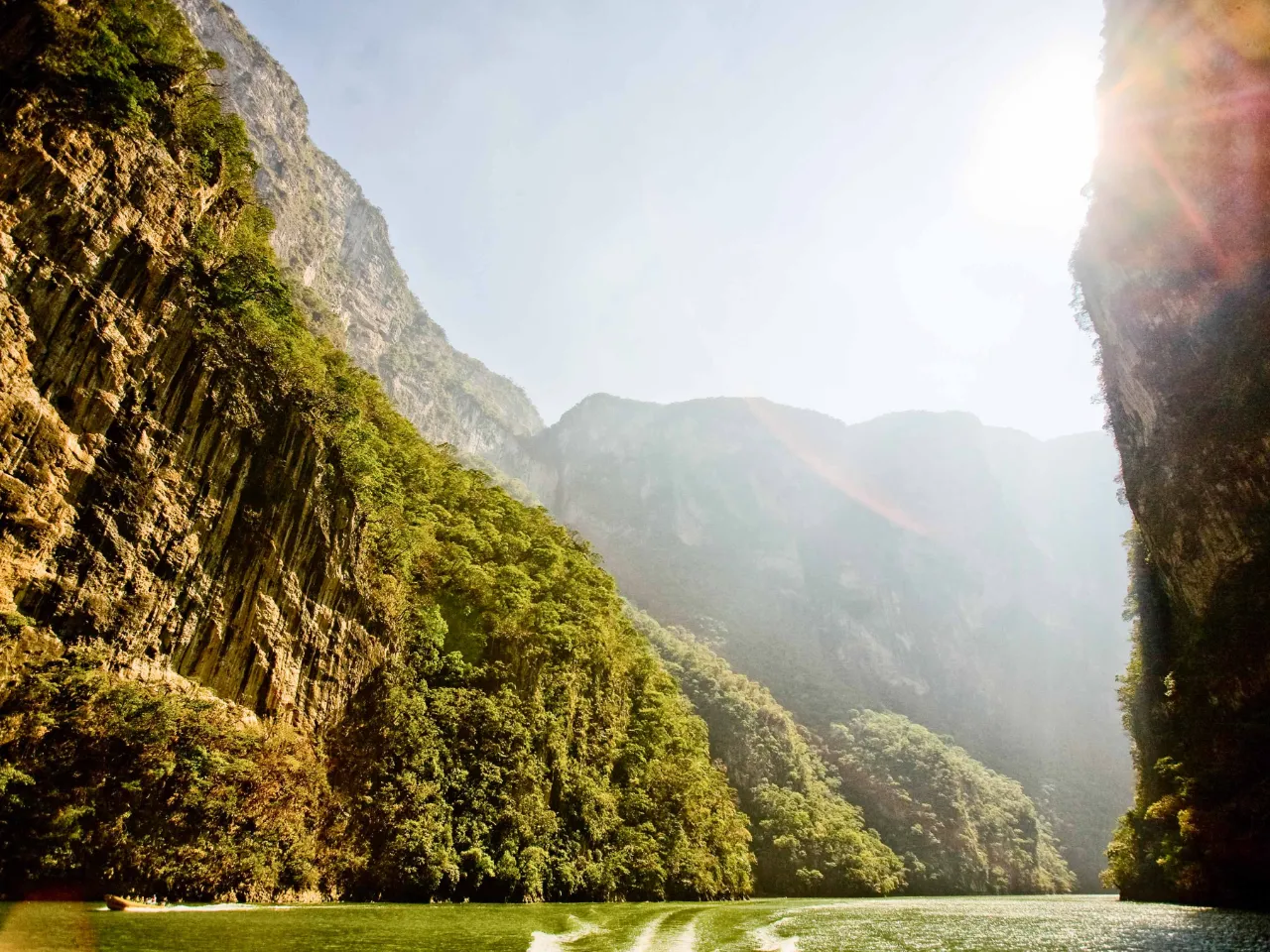 Den majestetiske Sumidero-kløften reiser seg opptil 1000 meter over elven Río Grijalva Den majestetiske Sumidero-kløften reiser seg opptil 1000 meter over elven Río Grijalva