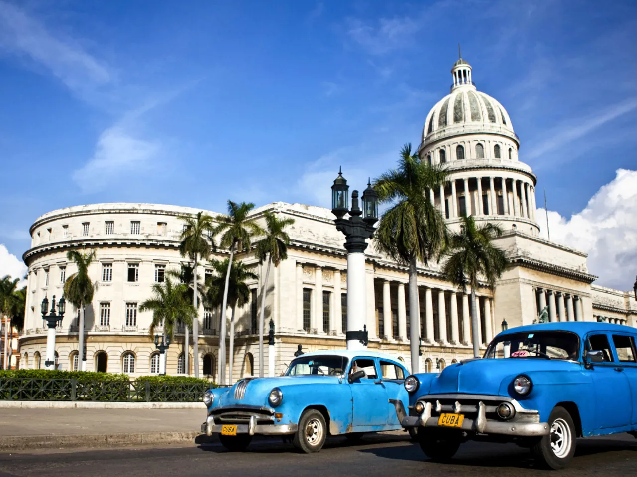 Chevrolet-biler foran El Capitolio - Cubas parlament Chevrolet-biler foran El Capitolio - Cubas parlament