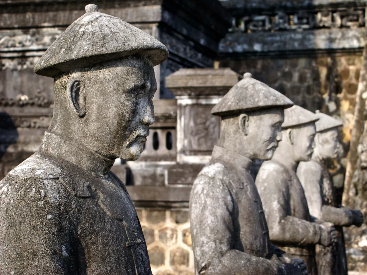 Store steinskulpturer ved keiser Khai Dihns mausoleum - Hué Store steinskulpturer ved keiser Khai Dihns mausoleum - Hué