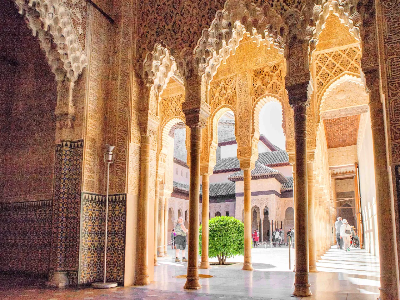 Alhambra er et av verdens vakreste monumenter Alhambra er et av verdens vakreste monumenter
