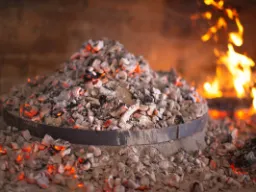 PEKA – kjøtt og grønnsaker bakt i en flat, rund gryte på glødende kull med spesiallokk PEKA – kjøtt og grønnsaker bakt i en flat, rund gryte på glødende kull med spesiallokk