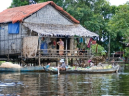 I Tonle Sap-sjøen er hele landsbyer på høye påler