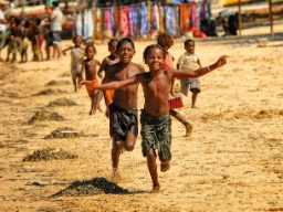 Lekende barn i Ifaty, Madagaskar